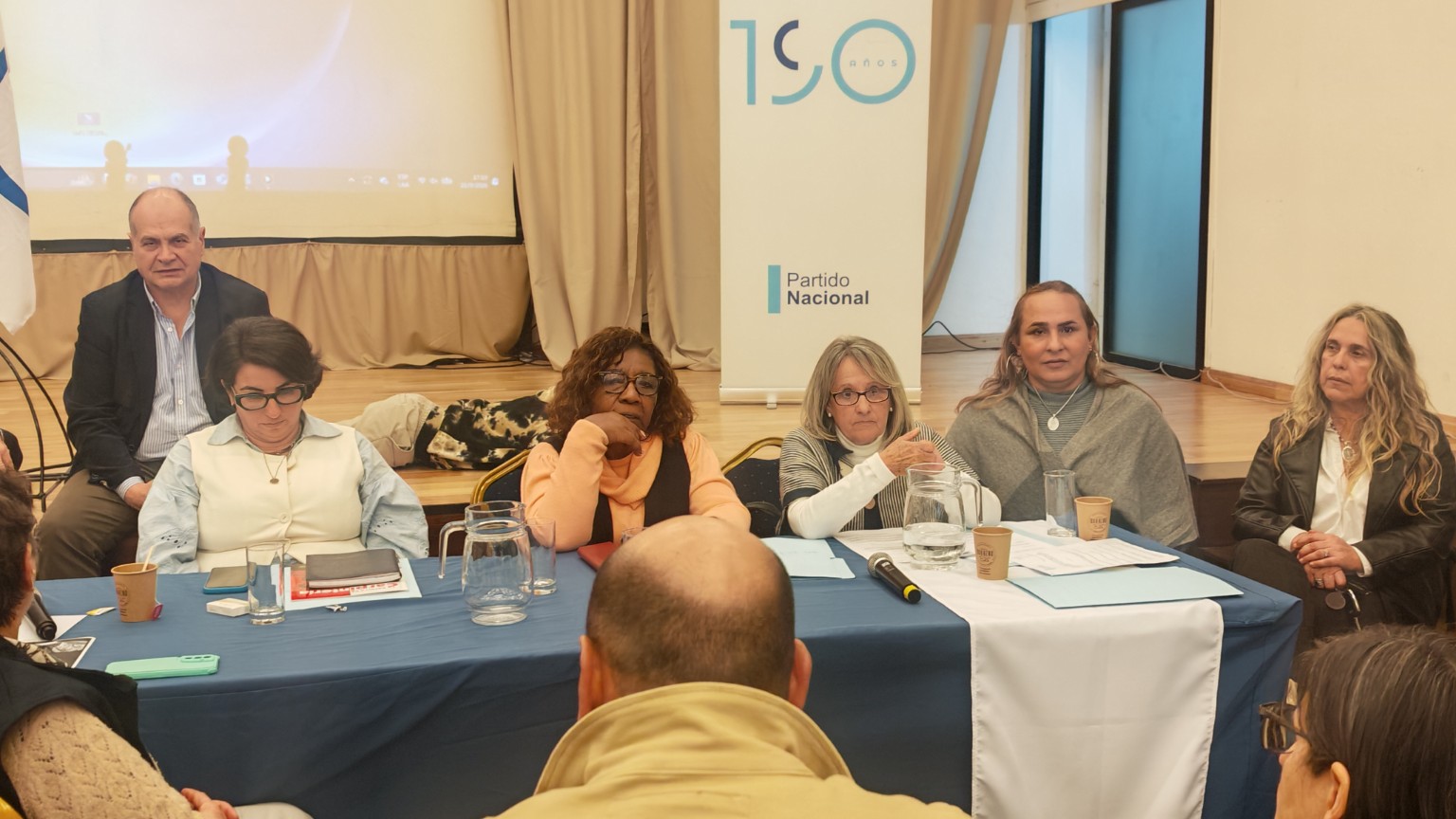 Integrantes de las comisiones durante la reunión