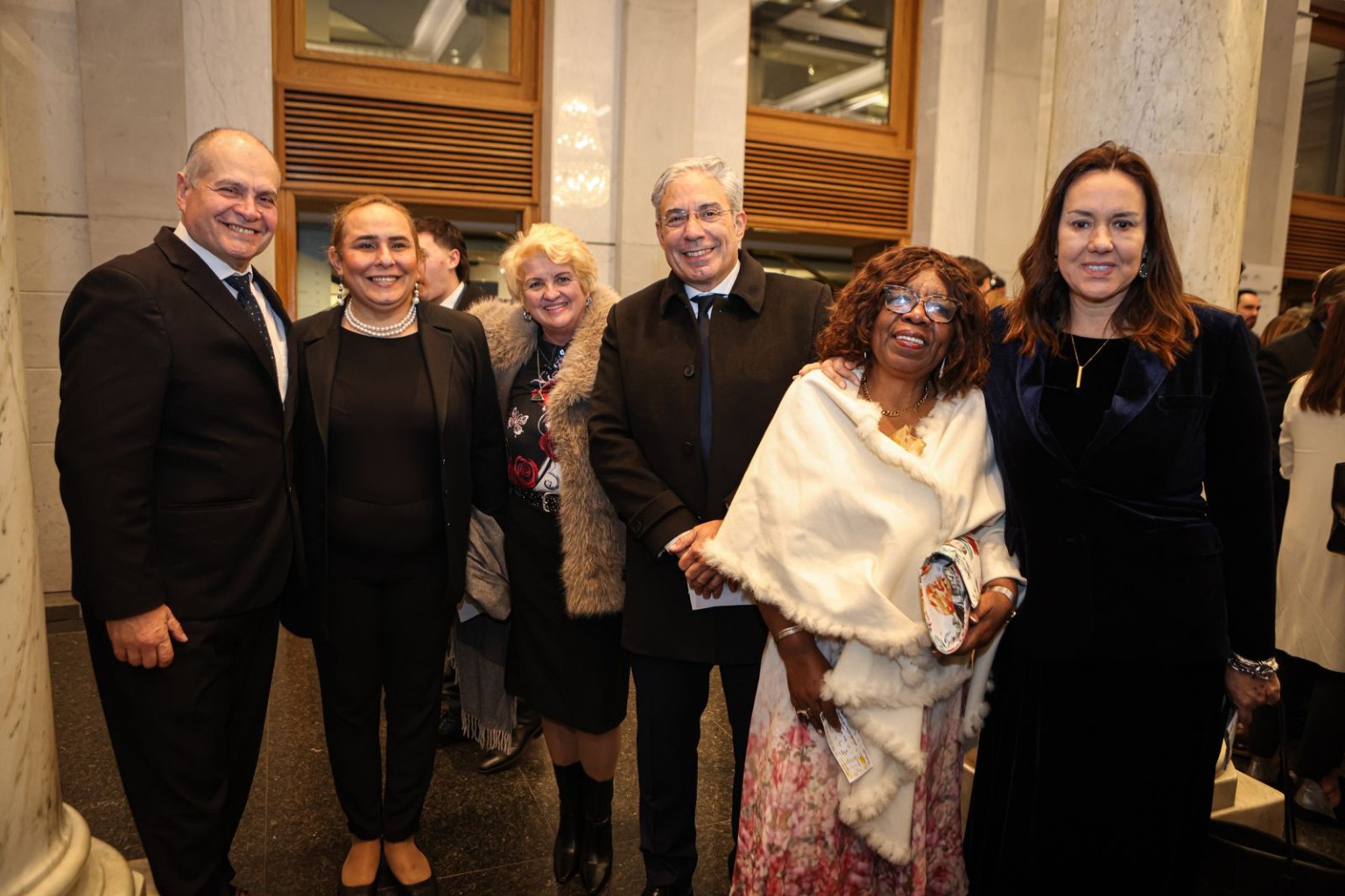 Marisol Díaz de Cordova junto a asistentes a una gala del Partido Nacional en el SODRE