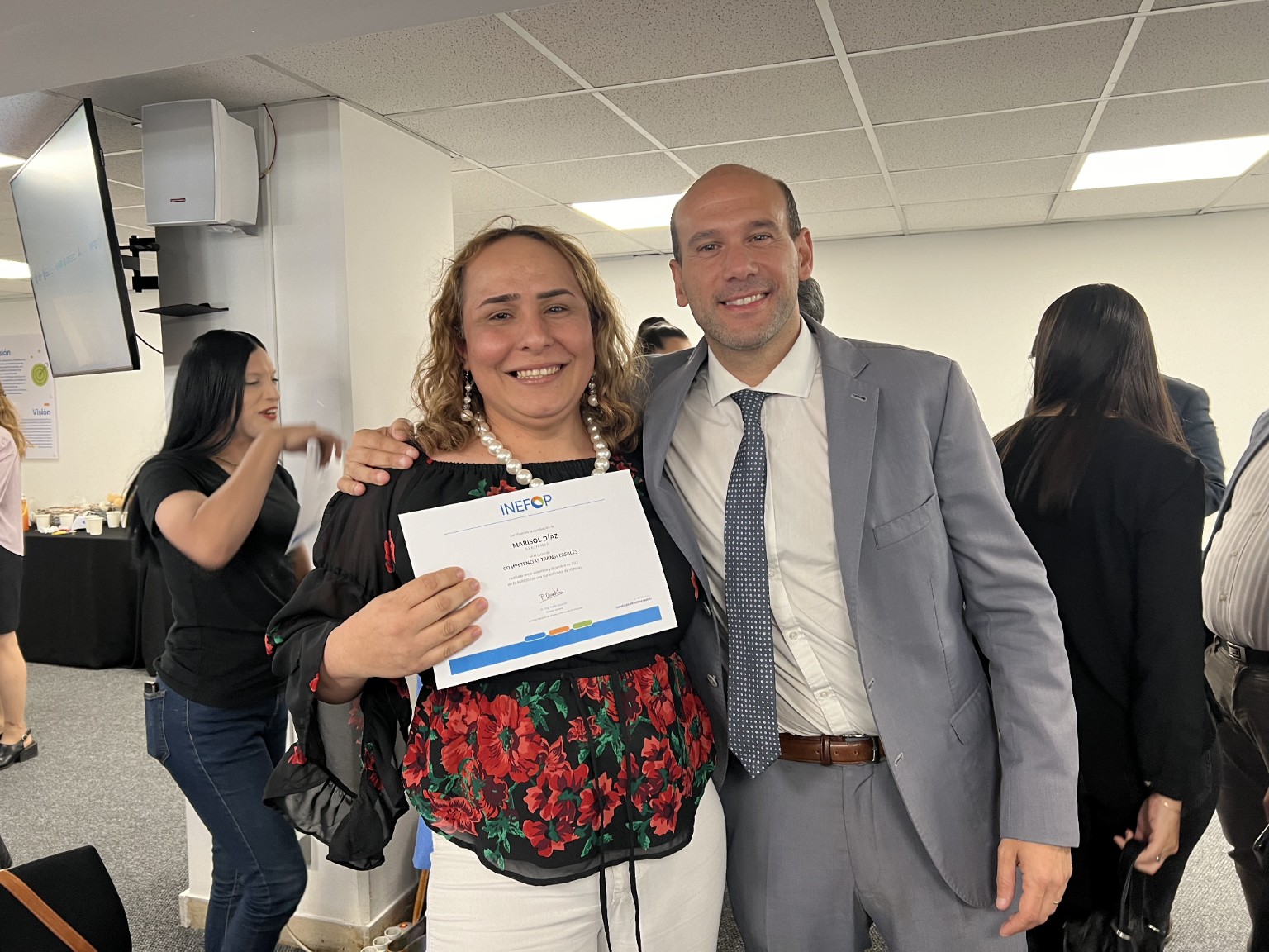 Marisol Díaz de Cordova con su certificado durante una actividad en INEFOP