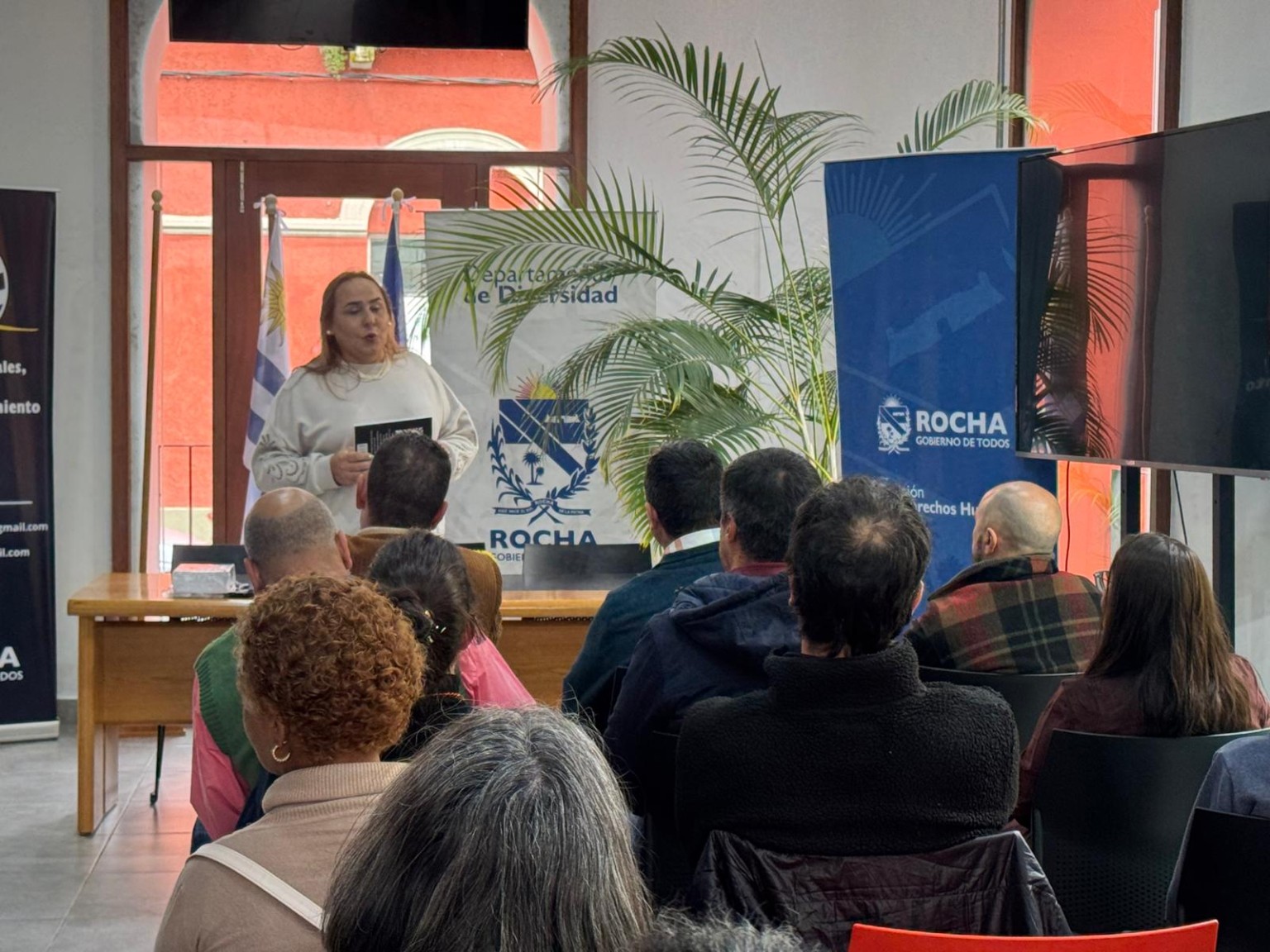 Marisol Díaz de Cordova presentando Vida Trans ante el público en Rocha
